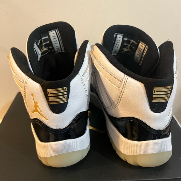 Jordan 11 retro (PS) size 1Y. White and black - Picture 3 of 5